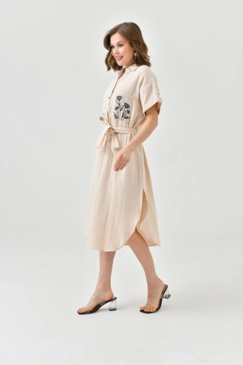 23097 BEJ KISA KOLLU YAKALI YAKA DÜĞMELİ DESENLİ CEPLİ KEMERLİ ASTARSIZ ÇİFT YIRTMAÇLI ELBİSE