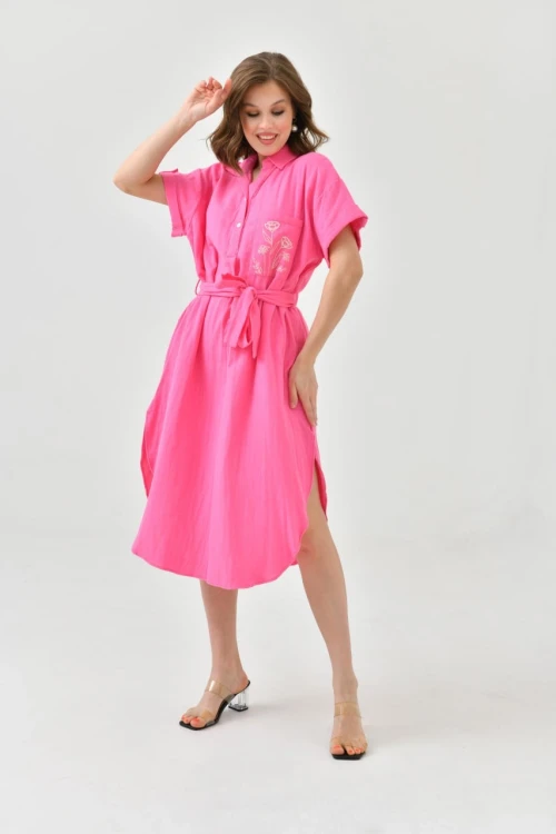 23097 FUŞYA KISA KOLLU YAKALI YAKA DÜĞMELİ DESENLİ CEPLİ KEMERLİ ASTARSIZ ÇİFT YIRTMAÇLI ELBİSE