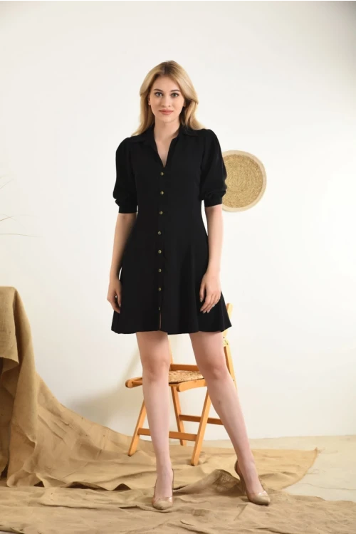 E045 SİYAH YAKALI ÖN VE KOL DÜĞME DETAYLI KEMERLİ TEK RENK DİZ ALTI ELBİSE