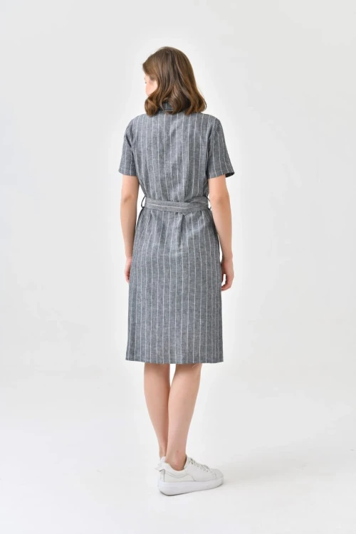 E058 ANTRASİT YAKALI ÖNDEN DÜĞMELİ DİK ÇİZGİLİ KEMERLİ DİZ ALTI ELBİSE