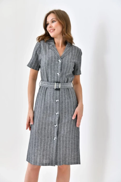 E058 ANTRASİT YAKALI ÖNDEN DÜĞMELİ DİK ÇİZGİLİ KEMERLİ DİZ ALTI ELBİSE