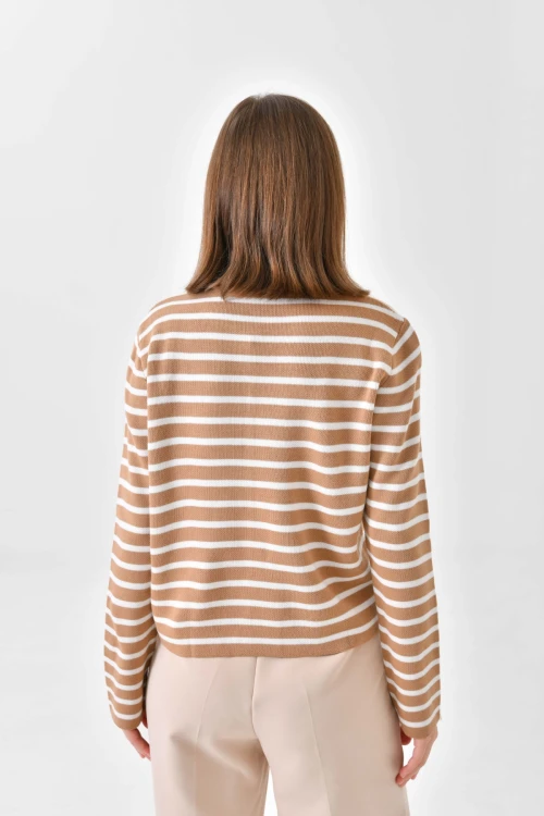 10334 KADIN CAMEL YAKASIZ CEP VE DÜĞME DETAYLI ÖRME CEKET