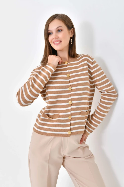 10334 KADIN CAMEL YAKASIZ CEP VE DÜĞME DETAYLI ÖRME CEKET