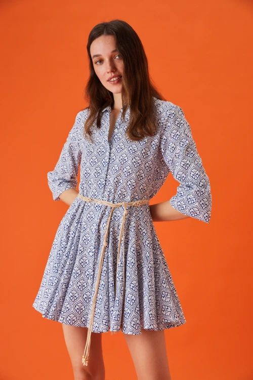 Kadın Eteği Volanlı Desenli Deri Kemerli Gömlek Elbise