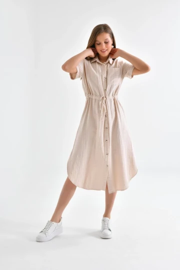 23117 BEJ YAKALI BOYDAN DÜĞMELİKISA KOLLU CEPL, ASTARSIZ YIRTMAÇLI DİZ ALTI ELBİSE