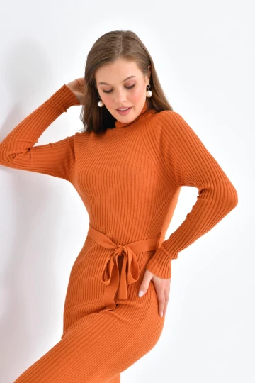 Kadın Elbise Boğazlı Bel Kemerli Midi Boy Yırtmaçlı Triko Elbise Kiremit - 224505