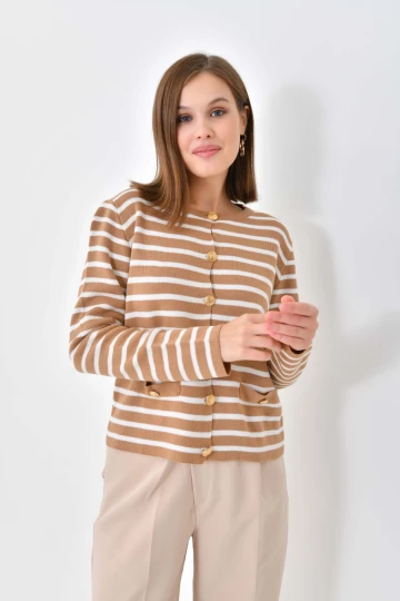 10334 KADIN CAMEL YAKASIZ CEP VE DÜĞME DETAYLI ÖRME CEKET