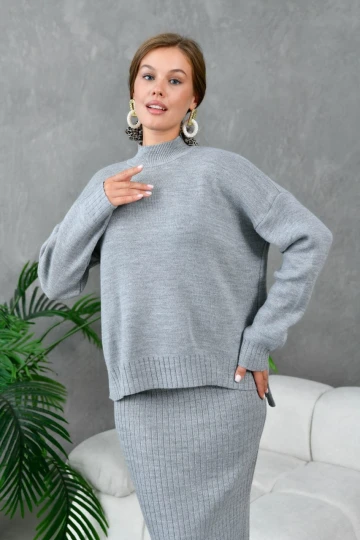 10270 KADIN GRİ YÜKSEK BOYUNLU YIRTMAÇLI ARKASI UZUN ETEKLİ TAKIM