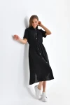 23109 SİYAH YAKALI BOYDAN DÜĞMELİ KISA KOLLU ASTARSIZ DİZ ALTI ELBİSE